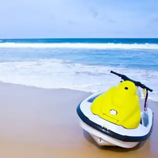 Jet ski sur une plage tropicale